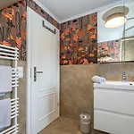 Gemuetliche Unter Reet Mit Pool Und Sauna In *