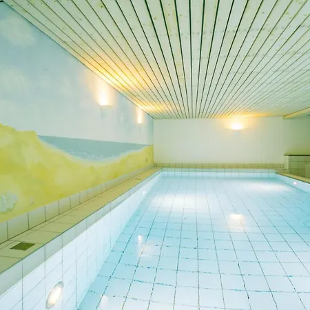 Gemuetliche Unter Reet Mit Pool Und Sauna In