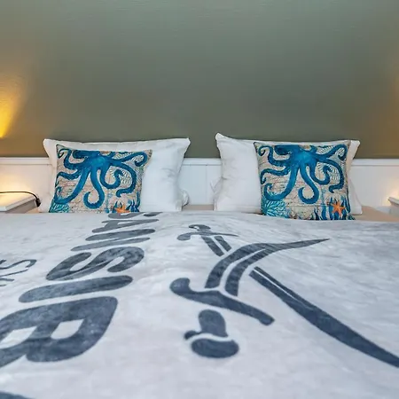 Gemuetliche Unter Reet Mit Pool Und Sauna In