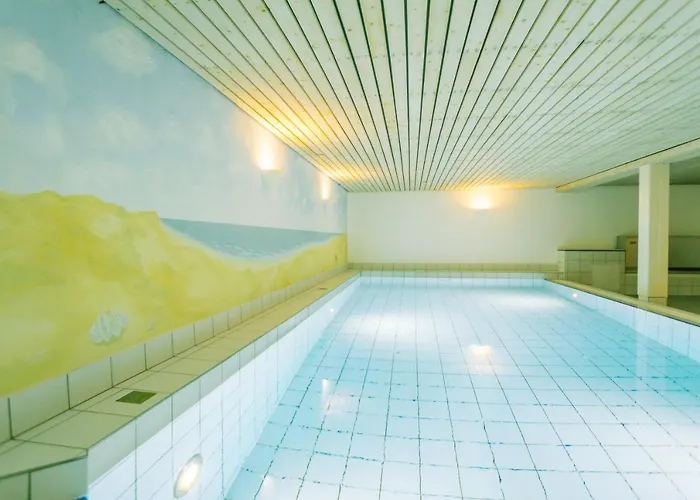 Gemuetliche Unter Reet Mit Pool Und Sauna In